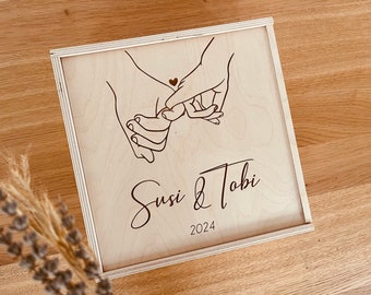 Erinnerungsbox Hand in Hand | personalisiertes Geschenk zur Hochzeit | nachhaltige Holzkiste