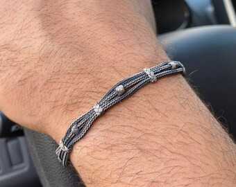 Bracciale Uomo Vichingo In Argento Sterling 925, Con Ciondolo Raffigurante Il Dio Odino E Cristallo. Un Gioiello Dal Design Robusto E Mitologico, Perfetto Per Chi Ama La Cultura Nordica E Vichinga. Realizzato In Argento Massiccio, Dettagli Curati, Chiusura Resistente. Regalo Ideale Per Appassionati Di Storia, Mitologia, O Per Un Look Maschile Deciso. Elegante E Significativo.