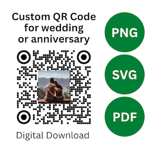 Può includere: Un codice QR in bianco e nero con una piccola immagine di una coppia al centro. Il codice QR è circondato da testo che dice "Codice QR personalizzato per matrimonio o anniversario". Sotto il codice QR si trova il testo "Download digitale". A destra del codice QR ci sono tre cerchi verdi con il testo "PNG", "SVG" e "PDF" in bianco.
