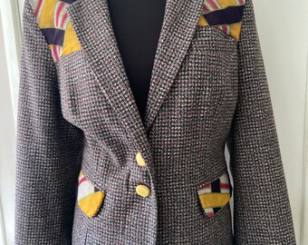 Blazer en tweed personnalisé avec une écharpe en mousseline vintage dans les poches arrière des épaules et fini avec de beaux boutons vintage jaunes uk 16