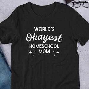 Worlds Okayest Homeschool Mom Shirt, lustiges Homeschool Lehrer Geschenk, SAHM, Geschenk für Mutter, Homeschool Humor, Mom Life Apparel