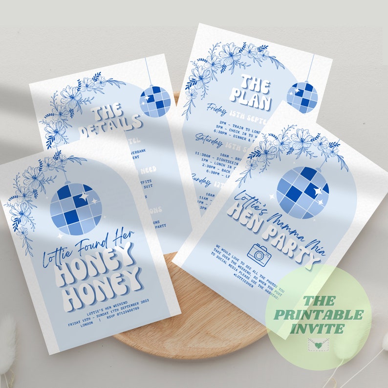 Puede incluir: Una invitaci&oacute;n imprimible azul y blanca para una despedida de soltera. La invitaci&oacute;n presenta una bola de discoteca, flores y el texto "Lottie's Mamma Mia Hen Party".