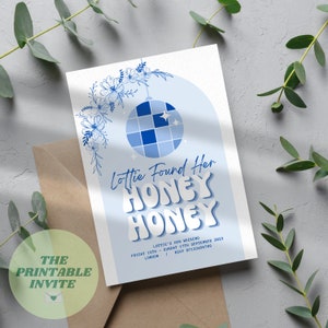Puede incluir: Una invitaci&oacute;n imprimible azul y blanca para una despedida de soltera. La invitaci&oacute;n presenta una bola de discoteca y el texto "Lottie Found Her Honey Honey" con la fecha y la informaci&oacute;n de RSVP a continuaci&oacute;n.