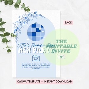Puede incluir: Una invitaci&oacute;n imprimible para una despedida de soltera azul y blanca con una bola de discoteca, flores y una c&aacute;mara. El texto dice "Lottie's Mamma Hen Party Invite" y "The Printable Invite".