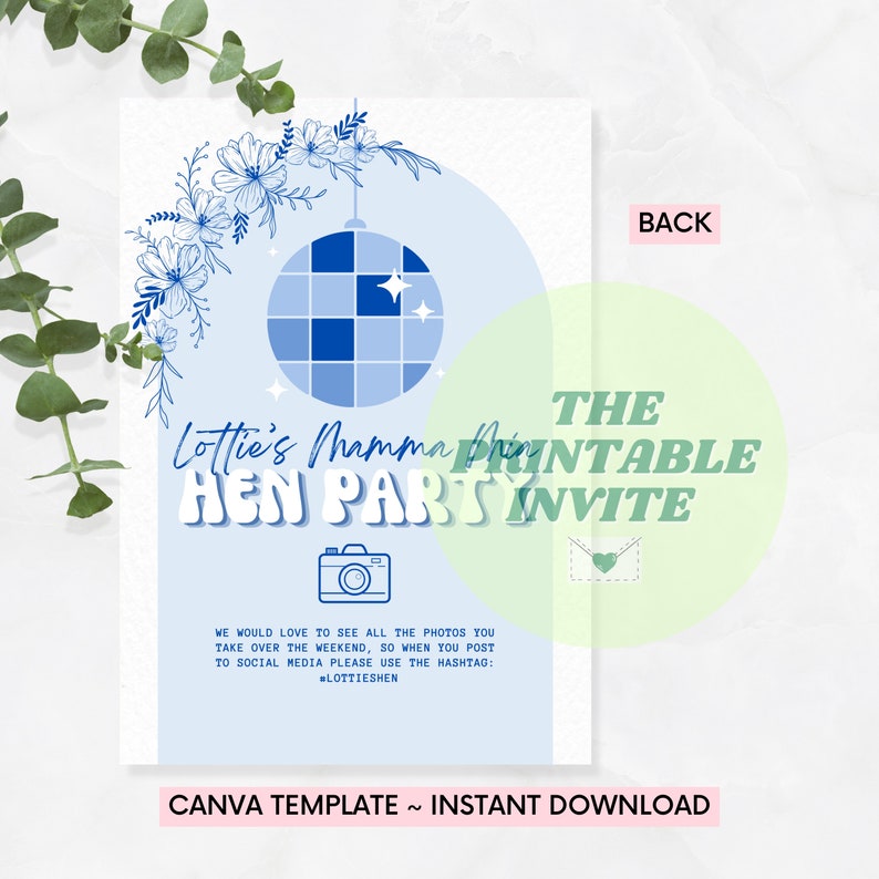 Puede incluir: Una invitaci&oacute;n imprimible para una despedida de soltera azul y blanca con una bola de discoteca, flores y una c&aacute;mara. El texto dice "Lottie's Mamma Hen Party Invite" y "The Printable Invite".