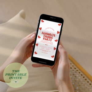 Może przedstawiać: Drukowane zaproszenie na "Favourite Things Party" z okazji Walentynek 14 lutego w godzinach od 18:00 do 22:00. Zaproszenie zawiera projekt w kształcie różowego i czerwonego serca z tekstem "Get Ready to Celebrate Valentine's Favourite Things Party".