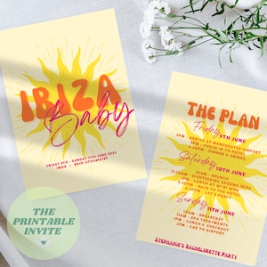 Pode incluir: Um convite imprimível para uma despedida de solteira em Ibiza, Espanha. O convite apresenta um sol amarelo com o texto "IBIZA Baby" em laranja e rosa. O texto "The Plan" está em laranja e rosa. O convite inclui um itinerário detalhado para o fim de semana, incluindo a chegada, o brunch, as visitas turísticas e os tratamentos de spa. O convite é perfeito para uma despedida de solteira divertida e memorável.