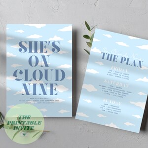Può includere: Un invito stampabile per un addio al nubilato con un design di nuvole blu e bianche. Il testo recita "She's on Cloud Nine" e include la data e le informazioni RSVP. La seconda pagina mostra l'itinerario per il fine settimana, con il titolo "On Cloud Nine The Plan".