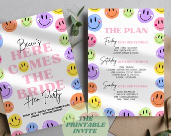 Könnte beinhalten: Eine druckbare Einladung zu einer Junggesellinnenparty mit weißem Hintergrund und einem bunten Muster aus Smiley-Gesichtern. Der Text lautet "Becci's Here Comes The Bride Hen Party" und enthält das Datum und die RSVP-Informationen. Die Rückseite der Einladung zeigt einen detaillierten Reiseplan für das Wochenende mit dem Titel "The Plan".