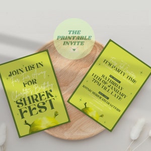 Puede incluir: Dos invitaciones imprimibles para una fiesta de cumpleaños con temática de Shrek. Las invitaciones son verdes y amarillas con una imagen de dibujos animados de Shrek. El texto en las invitaciones dice "Únete a nosotros en Very Far Away para el cumpleaños de Charlotte Shrek Fest" y "Llamado a todas las criaturas de cuentos de hadas Es hora de la fiesta para celebrar el cumpleaños de Charlotte. Los detalles: Sábado 14 de enero 19:00 hasta tarde. Código de vestimenta: Personajes icónicos de Shrek. Celebration House, Party Lane, Birthgatville."