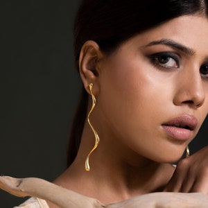 Pendientes largos colgantes de oro, joyería escultórica hecha a mano ~ Regalo de bodas para ella ~ Pendientes llamativos de oro, grandes y atrevidos, joyería minimalista de plata.