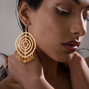 Pendientes colgantes de oro con múltiples piedras preciosas: joyería bohemia hecha a mano, regalo para mujer.