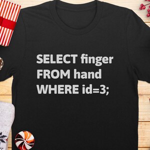 Könnte beinhalten: Schwarzes T-Shirt mit weißem Text, der "SELECT finger FROM hand WHERE id=3;" lautet.