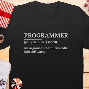 Könnte beinhalten: Schwarzes T-Shirt mit weißem Text, der lautet "PROGRAMMIERER (pro-graem-mer) Substantiv. Ein Organismus, der Kaffee in Software verwandelt."