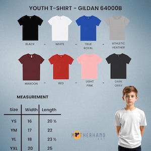 Puede incluir: Imagen de camisetas juveniles en varios colores, incluyendo negro, blanco y rojo. Las camisetas se muestran con sus nombres de color y medidas en cent&iacute;metros. El nombre de la marca es visible.