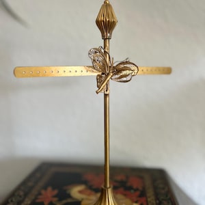 Vintage örhängesställ i mässing – korsformat med fin fjäril och patina