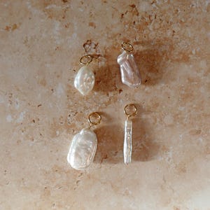 淡水パールチャーム | 14K ゴールドフィルド バロック ケシ スティック パール ペンダント
