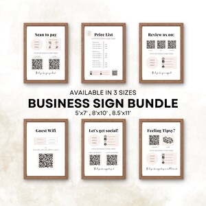 Puede incluir: Un conjunto de seis carteles comerciales imprimibles con códigos QR. Los carteles están en un marco marrón rústico con un fondo rosa claro. Los carteles incluyen: Scan to pay, Price List, Review us on, Guest Wifi, Let's get social!, y Feeling Tipsy?.