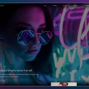 Peut inclure: Une page d'accueil de site Web avec une femme portant des lunettes de soleil devant un panneau au néon. Le texte du site Web indique "We build Shopify stores that sell".