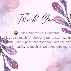 以下が含まれることがあります： 柔らかいピンクと紫の背景を持つ水彩スタイルのポスター。「Thank You」の文字がエレガントな筆記体で書かれています。追加のテキストは、購入への感謝とデザインへの感謝を表現しています。