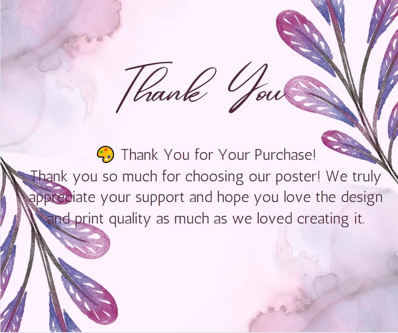 以下が含まれることがあります： 柔らかいピンクと紫の背景を持つ水彩スタイルのポスター。「Thank You」の文字がエレガントな筆記体で書かれています。追加のテキストは、購入への感謝とデザインへの感謝を表現しています。