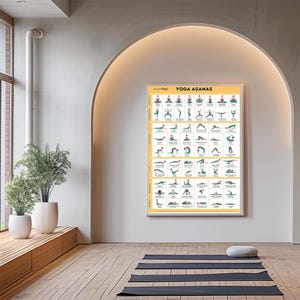 以下が含まれることがあります： 「YOGA ASANAS」と題された額入りのポスターには、さまざまなヨガのポーズがグリッド形式で表示されています。 ポスターは、ヨガマットと瞑想用のクッションがある部屋の白い壁に掛けられています。 部屋には木の床と大きな窓があります。
