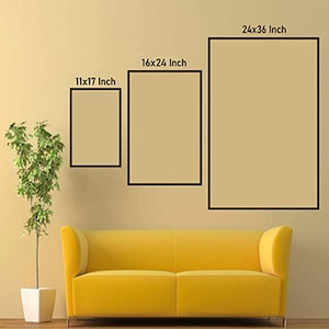以下が含まれることがあります： さまざまなサイズの3つの額入りアートプリント（28x43、41x61、および61x91 cm）が壁に表示されています。 黄色のソファと鉢植えの植物が前景にあり、リビングルームの雰囲気を作り出しています。