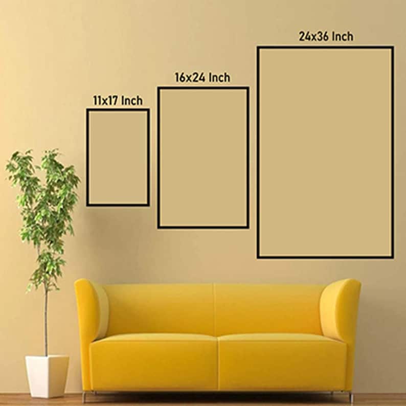 以下が含まれることがあります： さまざまなサイズの3つの額入りアートプリント（28x43、41x61、および61x91 cm）が壁に表示されています。 黄色のソファと鉢植えの植物が前景にあり、リビングルームの雰囲気を作り出しています。