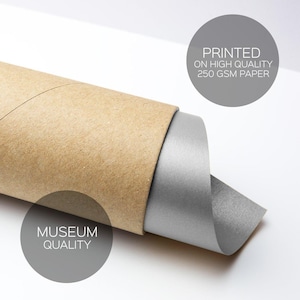 以下が含まれることがあります： 茶色の段ボールチューブから覗く灰色の表面を持つ、丸められた印刷物。「PRINTED ON HIGH QUALITY 250 GSM PAPER」と「MUSEUM QUALITY」の文字が灰色の円に表示されています。
