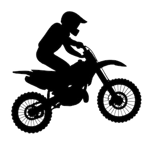 Può includere: Silhouette nera di una persona su una moto da motocross. Il pilota indossa un casco e un equipaggiamento protettivo. La moto ha pneumatici grandi e tassellati ed è progettata per la guida fuoristrada. L'immagine è in bianco e nero.