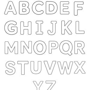 Può includere: Una stampa grafica in bianco e nero che presenta l'alfabeto completo dalla A alla Z in lettere maiuscole. Ogni lettera è resa in uno stile a contorno grassetto e arrotondato, disposta su cinque righe, terminando con le lettere Y e Z.