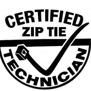 Op de afbeelding: Zwart-witte afbeelding van een cirkel met de tekst "CERTIFIED ZIP TIE TECHNICIAN" en een vinkje erin.
