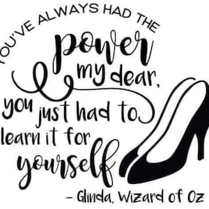 Puede incluir: Gráfico en blanco y negro con una cita de Glinda la Buena Bruja del Mago de Oz. La cita dice: "Siempre has tenido el poder, mi querida, solo tenías que aprenderlo por ti misma." - Glinda, Mago de Oz
