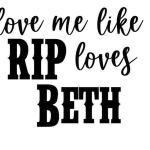 Op de afbeelding: Zwart-witte tekstafbeelding die "love me like RIP loves BETH" zegt.