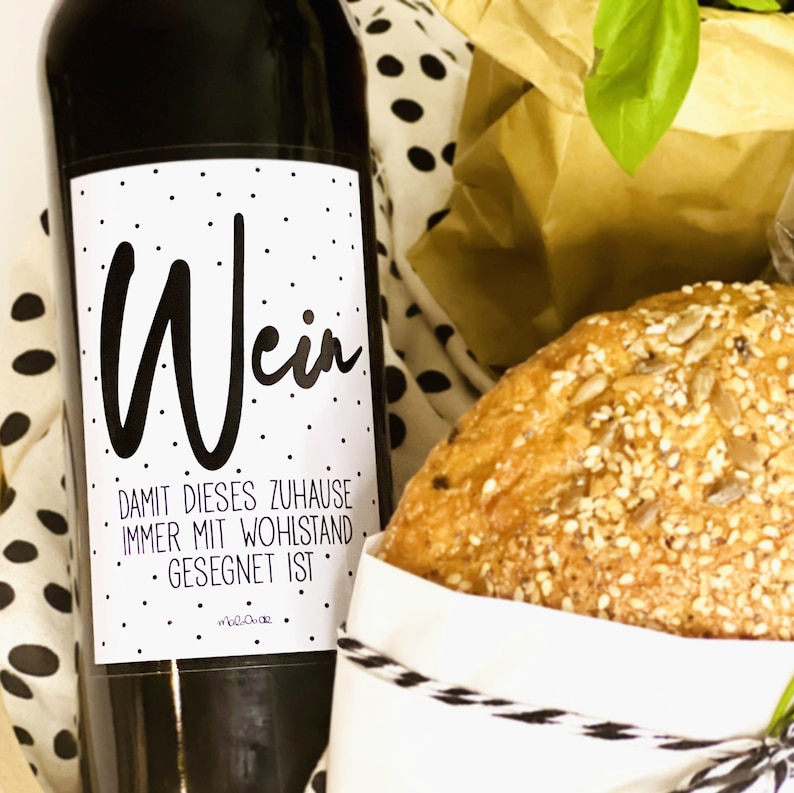 Mitbringsel zum Richtfest. Traditionelles Einzugsgeschenk zum Haussegen Brot Salz Wein Schokolade Präsentkorb