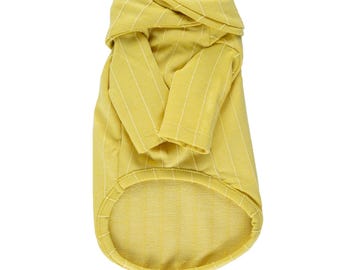 Puede incluir: Un suéter amarillo a rayas para perro con cuello de tortuga.