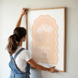 Spotkajmy się na plaży Wydrukuj Brzoskwiniowe Palmy Plażowa Sztuka Ścienna Preppy Falisty Plakat Coconut Girl Nadmorski Pokój Dziecięcy Wydrukowalny Łukowaty Domek Plażowy Dekoracja