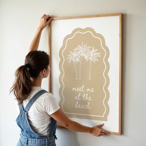 Neutralny nadmorski nadruk do pokoju dziecięcego Beżowy Palm Springs Wydrukowany Boho Beachy Wall Art Spotkajmy się na plaży Wystrój domu Nadmorski kowbojka Pokój chłopca