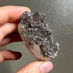 Grüner & schwarzer Regenbogen Amethyst Quarz Druzy Kristall Freeform, aus Uruguay