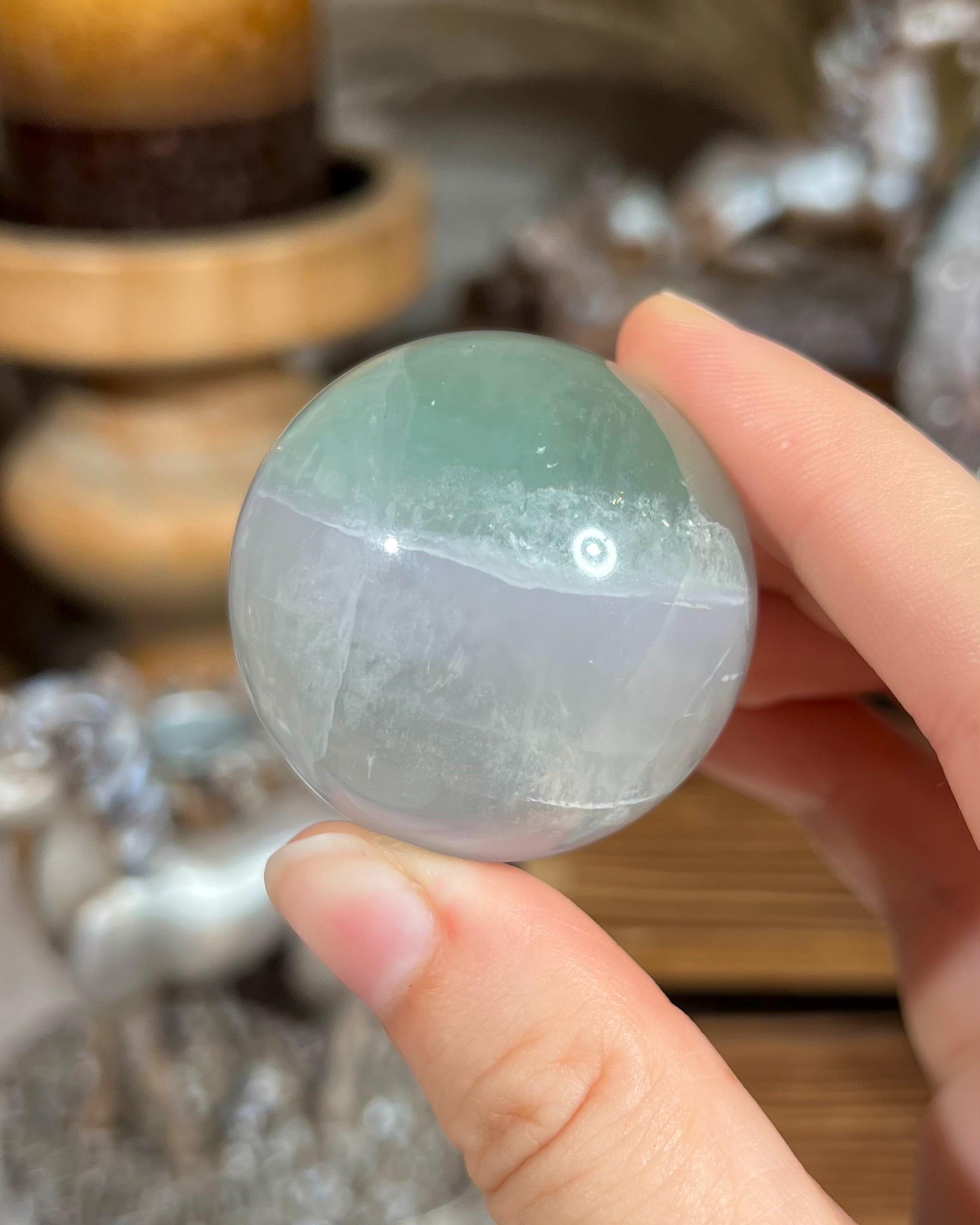 イットリウムラベンダーフローライトクリスタルスフィア - Etsy 日本