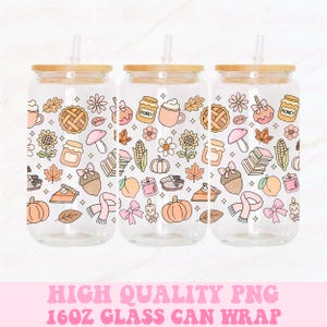 Könnte beinhalten: Drei transparente Glaskannenbecher mit Bambusdeckeln und Strohhalmen. Jedes ist mit einem Herbstmuster aus Blättern, Kürbissen und anderen Elementen verziert. Der Text "HIGH QUALITY PNG 16OZ GLASS CAN WRAP" befindet sich unten.