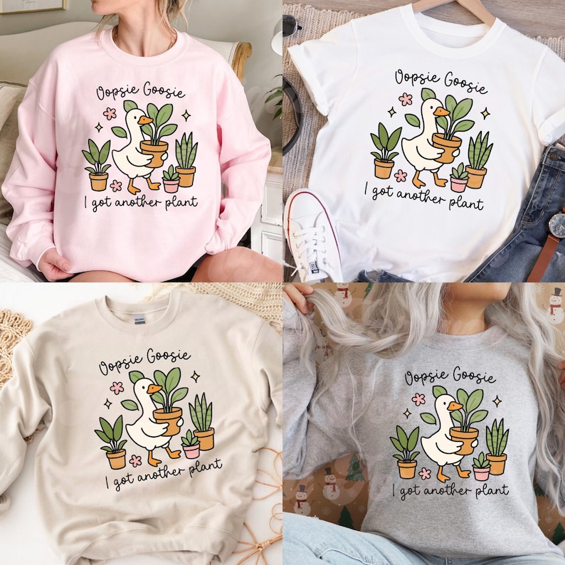 以下が含まれることがあります： 「Oopsie Goosie」と「I got another plant」の文字が入った4種類のトップス。ピンクのスウェットシャツ、白のTシャツ、ベージュのスウェットシャツ、グレーのスウェットシャツがあります。各トップスには、鉢植えの植物を持っている漫画のアヒルが描かれています。