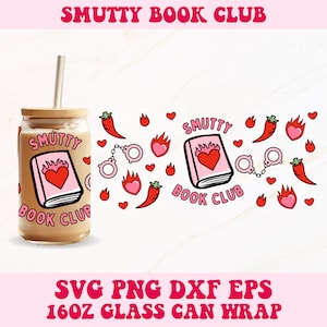 Könnte beinhalten: Ein rosa-rotes Design für eine 473 ml Glas-Dosenhülle mit einem Buch mit einem Herz in Flammen, Handschellen, Chilischoten und dem Text "Smutty Book Club".