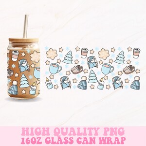 Puede incluir: Un envoltorio para lata de vidrio de 16oz con un diseño de temática invernal. El envoltorio presenta un patrón repetitivo de copos de nieve, árboles de Navidad, velas, sillones acogedores y botas de invierno. El diseño está en tonos de azul, blanco y beige.