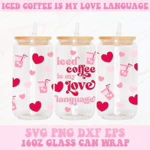 以下が含まれることがあります： ピンクと赤のハート柄と「iced coffee is my love language」というテキストが書かれた、473mlのガラス缶用ラッピング3枚セット。