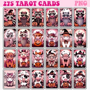 Op de afbeelding: Een set van 275 tarotkaarten met verschillende Halloween-thema illustraties. De kaarten hebben een roze achtergrond met een maan en vleermuizen. De illustraties omvatten een heks, een wasbeer, een koe en een pompoen. De tekst "275 TAROT CARDS" en "PNG" is zichtbaar bovenaan de afbeelding.