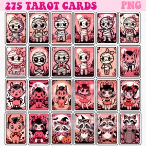 Op de afbeelding: Een set van 275 tarotkaarten met schattige, cartoonachtige illustraties van mummies, duivels en wasberen in een Halloween-thema. De kaarten hebben een roze achtergrond met een witte rand.