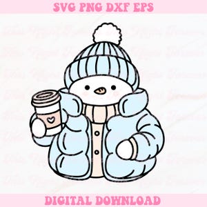 Peut inclure: Un bonhomme de neige de dessin animé portant une veste matelassée bleue, un bonnet bleu tricoté avec un pompon blanc et une écharpe blanche. Le bonhomme de neige tient une tasse de café.