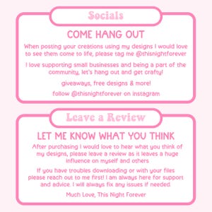 Op de afbeelding: Roze en witte grafiek met de tekst "Socials" en "Come Hang Out". De tekst moedigt klanten aan om de verkoper te taggen op sociale media wanneer ze zijn ontwerpen gebruiken. Het vermeldt ook weggeefacties, gratis ontwerpen en meer. De tweede grafiek is roze en wit met de tekst "Leave a Review" en "Let Me Know What You Think". De tekst moedigt klanten aan om een recensie achter te laten na aankoop en vermeldt dat recensies belangrijk zijn voor de verkoper.