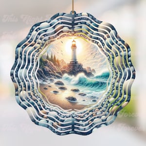 Peut inclure: Un mobile à vent en métal de forme circulaire représentant un phare sur une côte rocheuse avec des vagues qui s'écrasent sur les rochers. Le mobile à vent est composé de plusieurs couches de cercles métalliques avec un motif de galets.